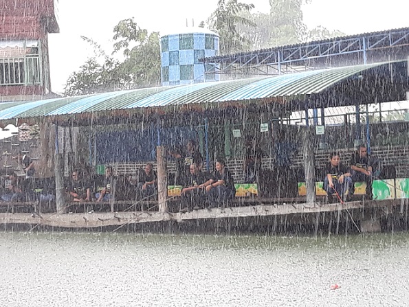 Suasana mancing yang diiringi hujan deras.