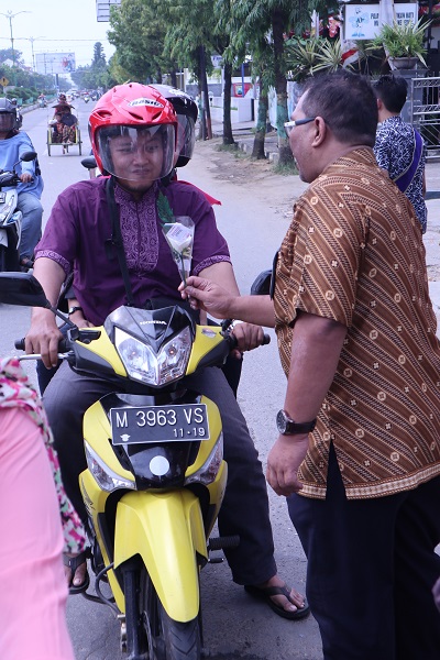 Kepala KP2KP Sumenep, Hario Widodo Ikut membagikan bunga