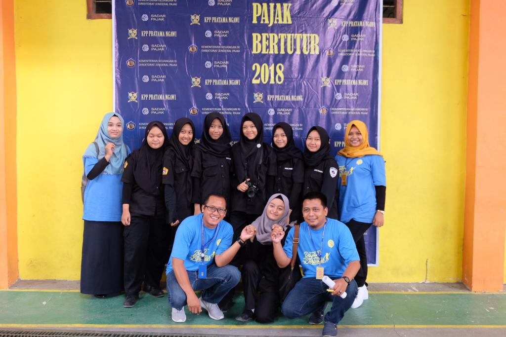 Beberapa peserta sedang berfoto bersama dengan panitia di photobooth