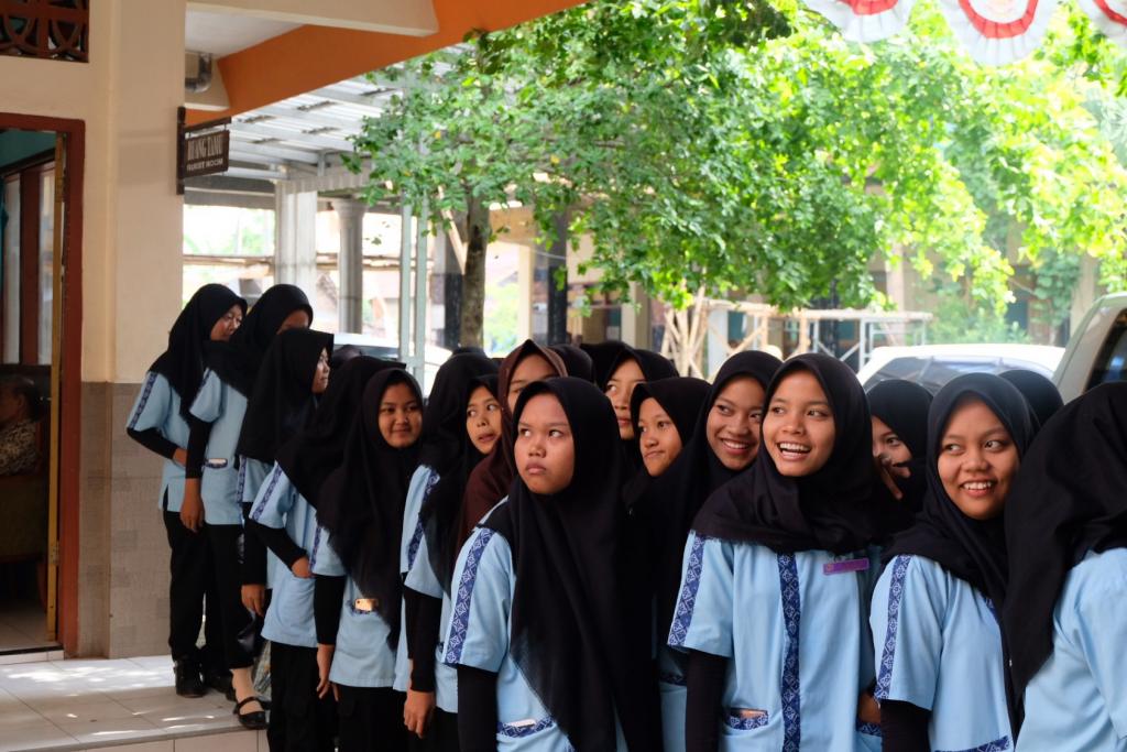 Para peserta sedang mengantre dengan antusias