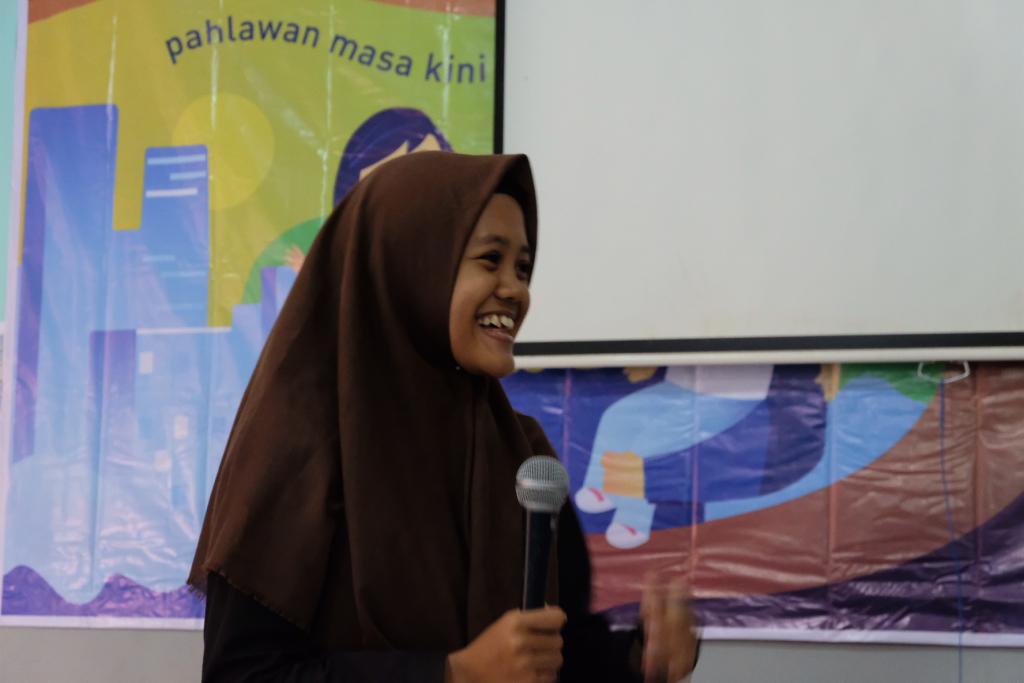 Salah satu peserta menjawab pertanyaan dari pembawa acara