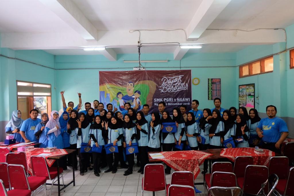 Foto para peserta dengan panitia Pajak Bertutur KPP Pratama Ngawi