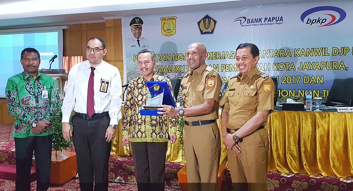 Penghargaan DTH-RTH terbaik 2017 dan penghargaan Rasio Penyetoran Pajak atas Dana Desa Tertinggi 2017 untuk Pemerintah Kota Jayapura
