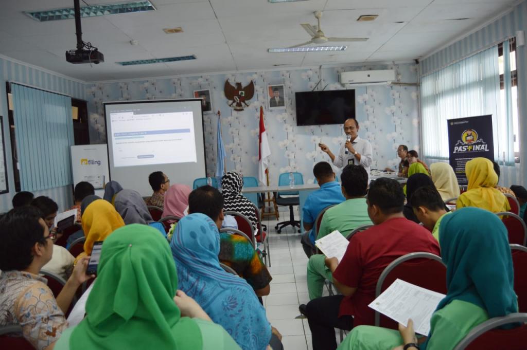 Yandi Wijaya memaparkan Materi Workshop