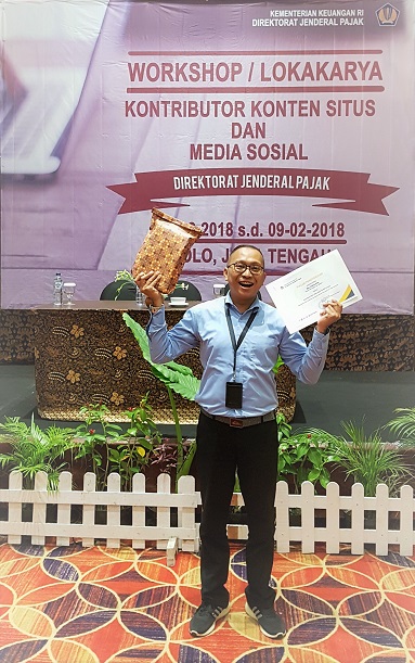 Penghargaan kategori kontributor berita situs pajak teraktif bagi Kanwil DJP Papua dan Maluku