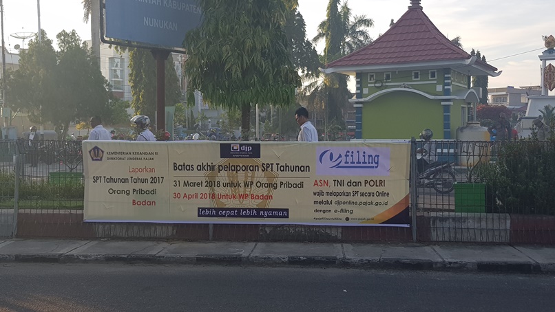 Spanduk yang telah Terpasang pada Jalanan Alun-alun Kota Nunukan