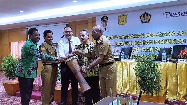 Pemukulan tifa bersama di pembukaan acara