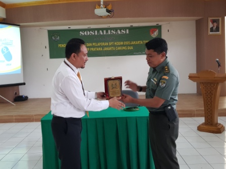 Pemberian cinderamata