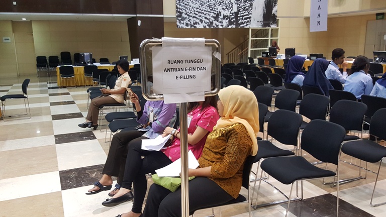 Wajib Pajak tertib menunggu hingga nomor antrean dipanggil oleh petugas