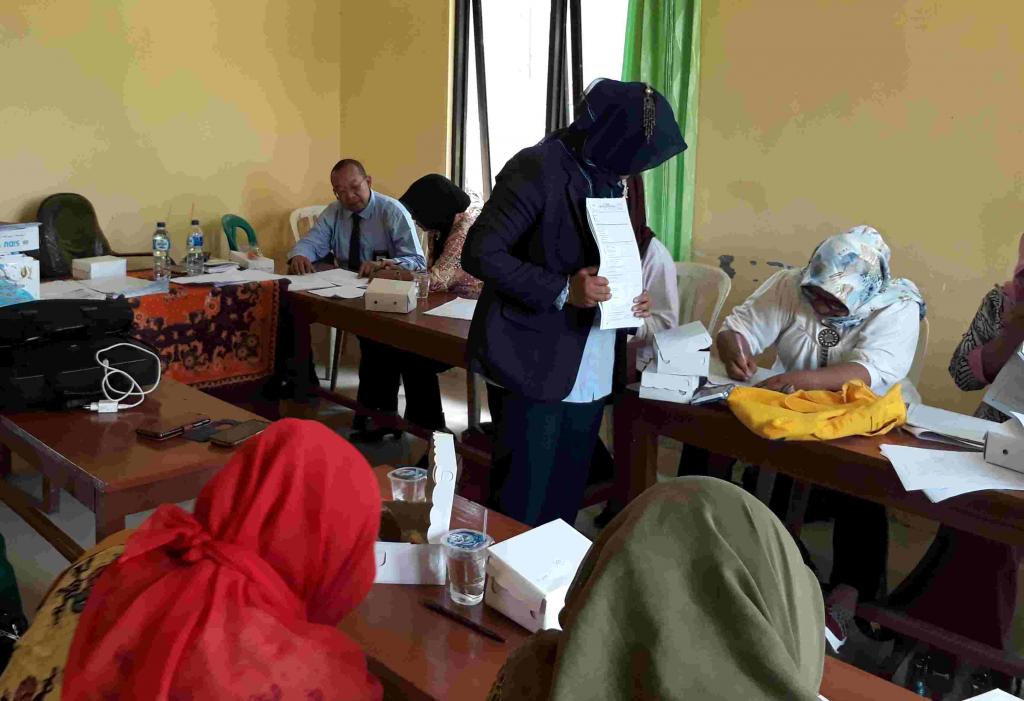 Yulia Marlina Accpunt Representative KPP Pratama Bojonegoro memberikan pendampingan pengisian SPT Tahunan Badan