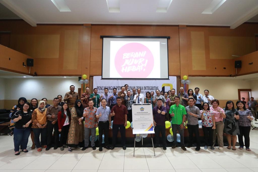 Suppirman dan Judiana beserta perwakilan Wajib Pajak KPP Pratama Jakarta Kembangan.