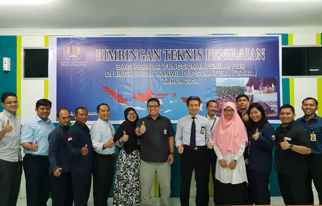 Peserta dan narasumber bimtek berfoto bersama.