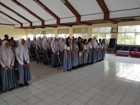 Bernyanyi Lagu Indonesia Raya