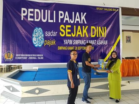 Pemberian Souvenir kepada Kepala Sekolah