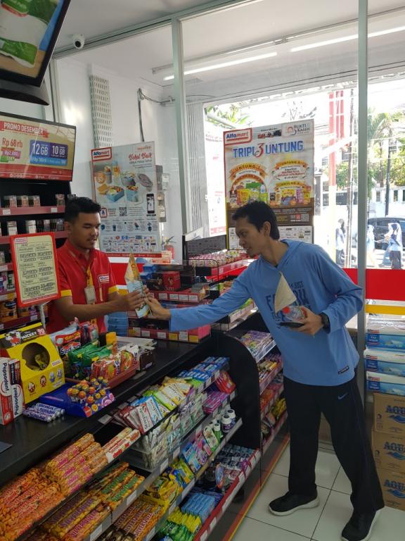 Pemberian Leaflat dan Bendera sebagai bukti KPP Kuningan mendukung pemberantasan korupsi