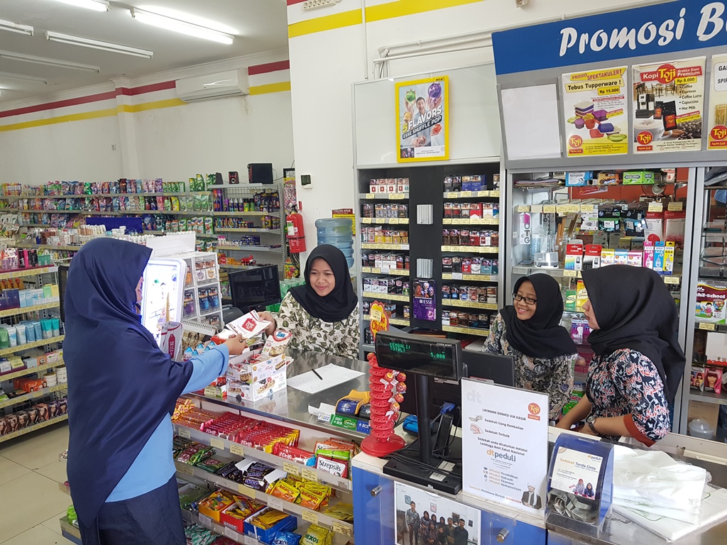 Aksi simpatik dengan memberikan leaflat PP 23 dan Bendera secara simbolis