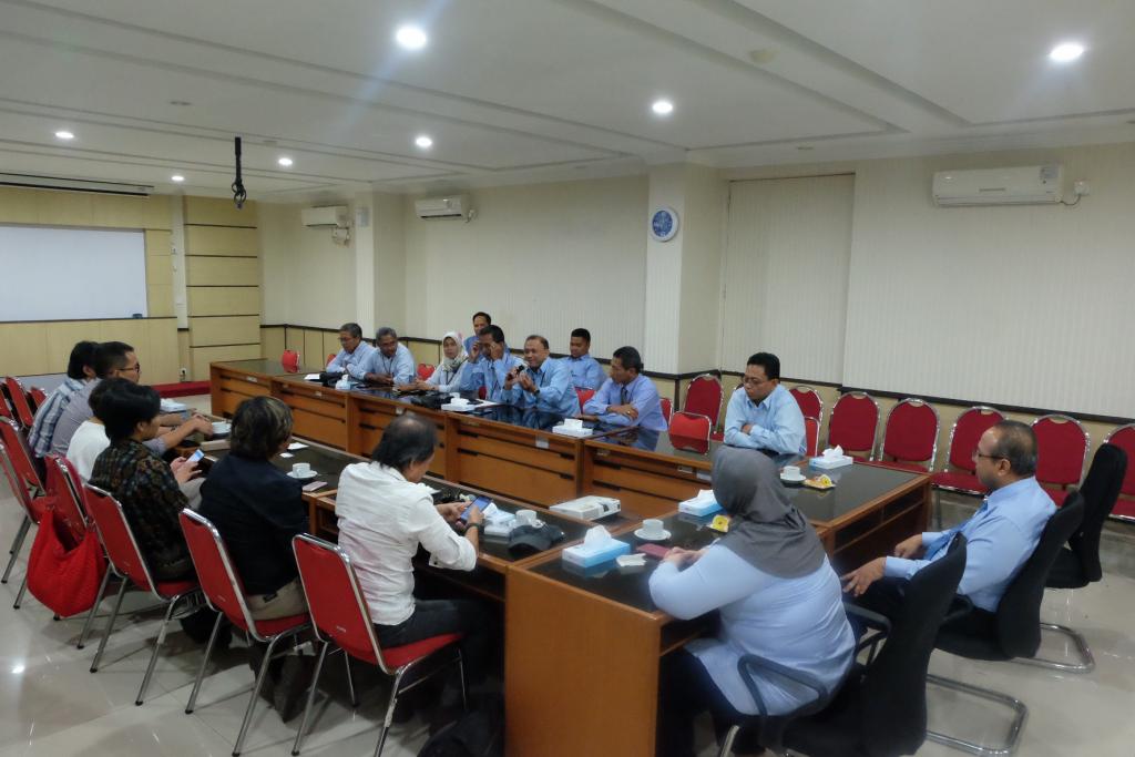 Suasana dialog berlangsung serius namun santai