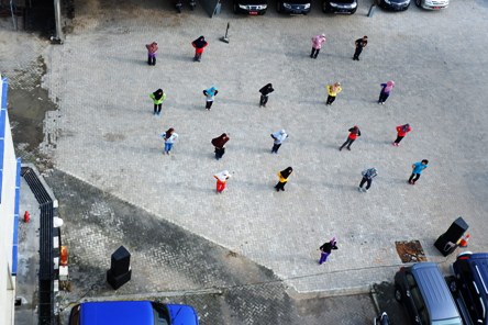 Aerobik bersama pelatih profesional di halaman Gedung Keuangan Negara II Semarang