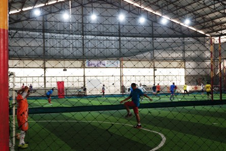 Bagi yang hobi bermain bola para pegawai seringkali menghabiskan waktu latihan di lapangan futzal ini