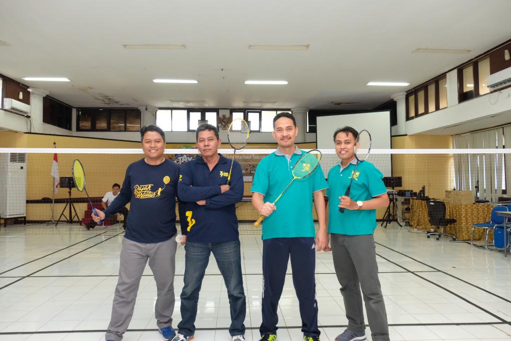 Peserta lomba bulutangkis, termasuk kepala KPP Tarakan