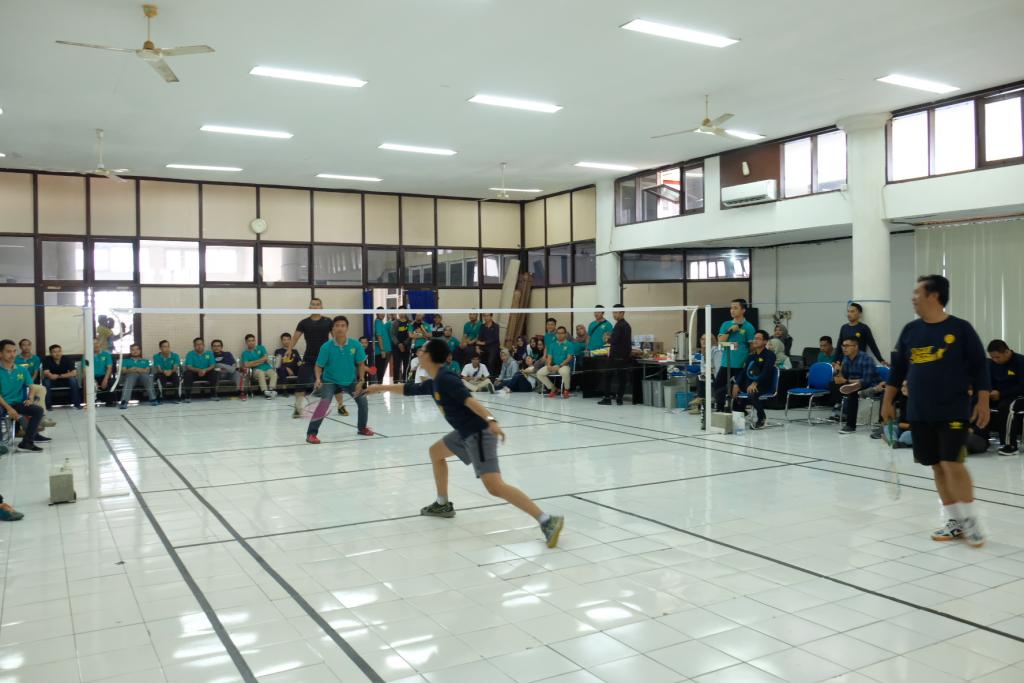 Pelaksanaan kegiatan pertandingan bulutangkis, ditonton oleh seluruh pegawai