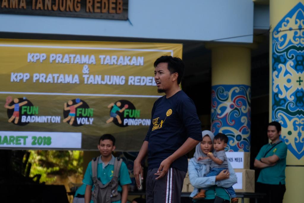 Pegawai bersiap melakukan serving bola voli