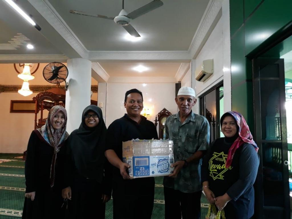 Penyerahan paket makanan berbuka puasa untuk masjid di Kab. Bintan