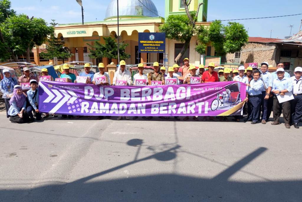Puluhan pengayuh becak menerima bingkisan Ramadan