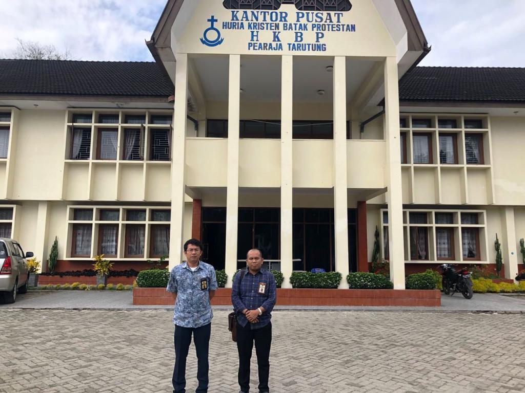 Berfoto di depan Kantor Pusat HKBP Pearaja Tarutung