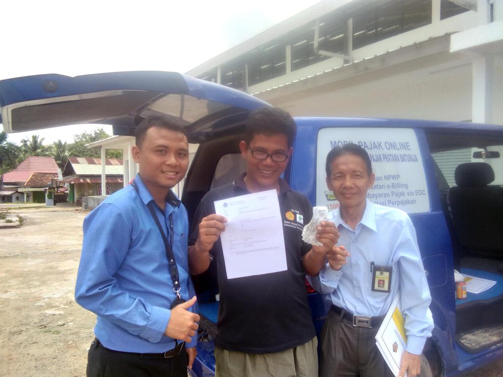 Wajib pajak melakukan kewajiban setoran pajaknya.