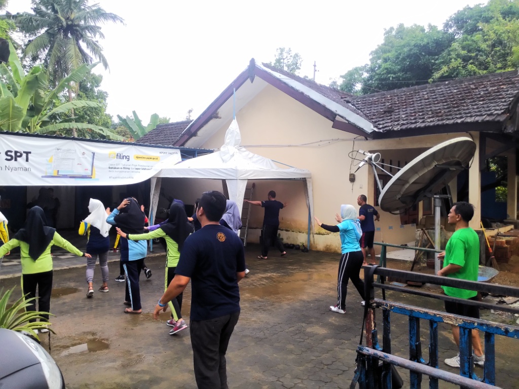 Kegiatan senam bersama dilaksanakan di halaman KP2KP Pacitan