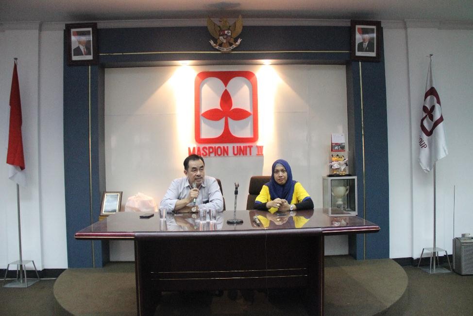 Nanik Triwahyuningsih bersama Kabag Umum PT Maspion II