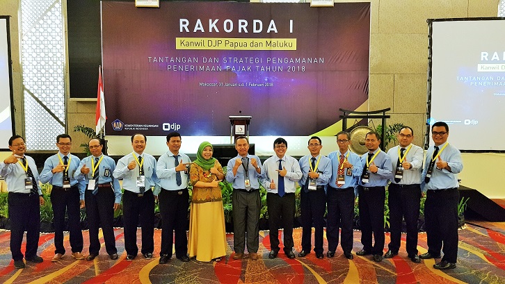 Pimpinan se-Kanwil DJP Papua dan Maluku berfoto bersama narasumber utama