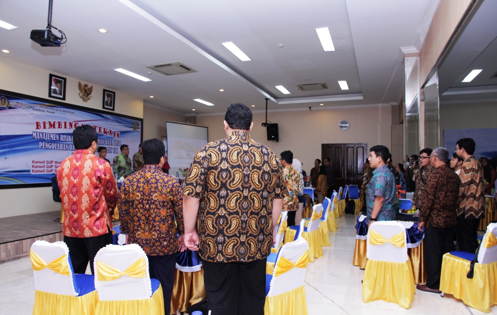 Mengawali acara menyanyikan lagu kebangsaan Indonesia Raya dan Mars DJP menambah semangat militansi peserta dalam mengikuti bimbingan teknis