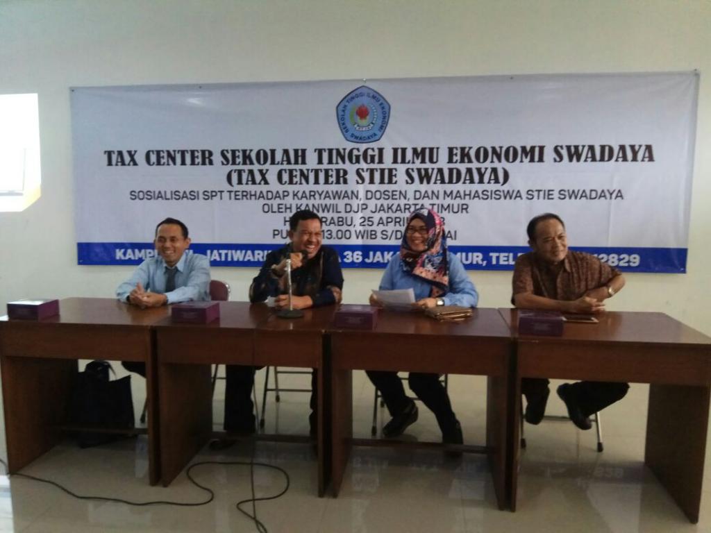 Ketua STIE Swadaya Hasanuddin M.S. membuka acara sosialisasi