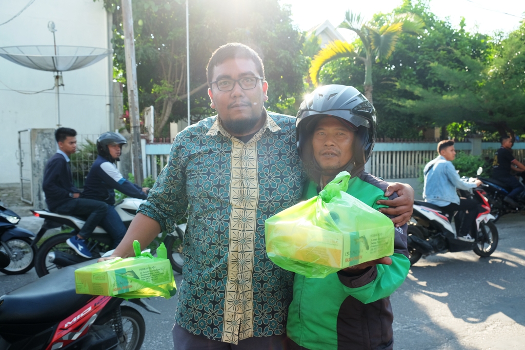 Tak lupa pula kesempatan berbagi takjil kepada beberapa pengendara gojek saat melintas