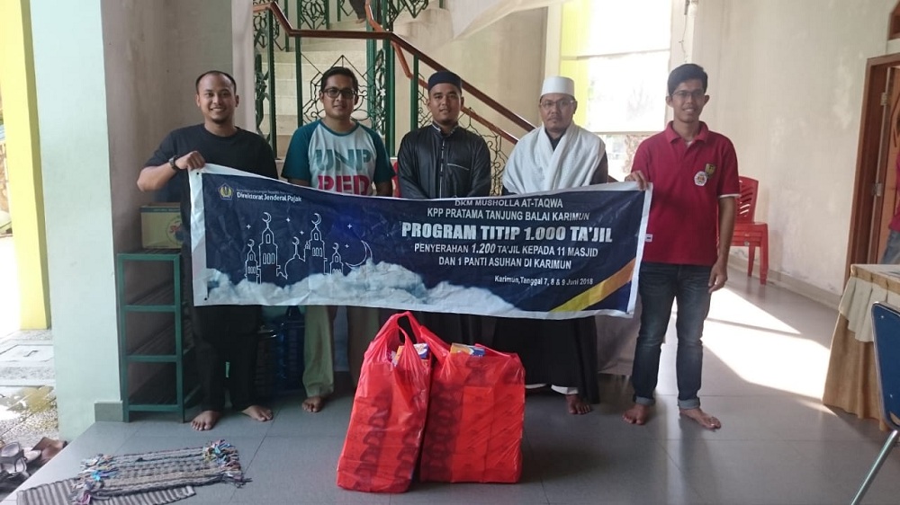 Pegawai KPP Pratama Tanjung Balai Karimun foto bersama pengurus masjid Agung Karimun