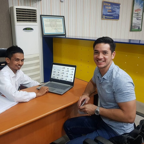 Petugas Helpdesk Memberikan Layanan Konsultasi Aplikasi e-Faktur Kepada Andrew White