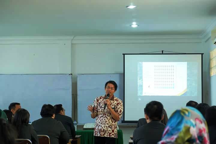 Kasi Bimpeldok Ramot Mulia Jekson Simarmata menyampaikan materi perpajakan di hadapan para dosen dan mahasiswa