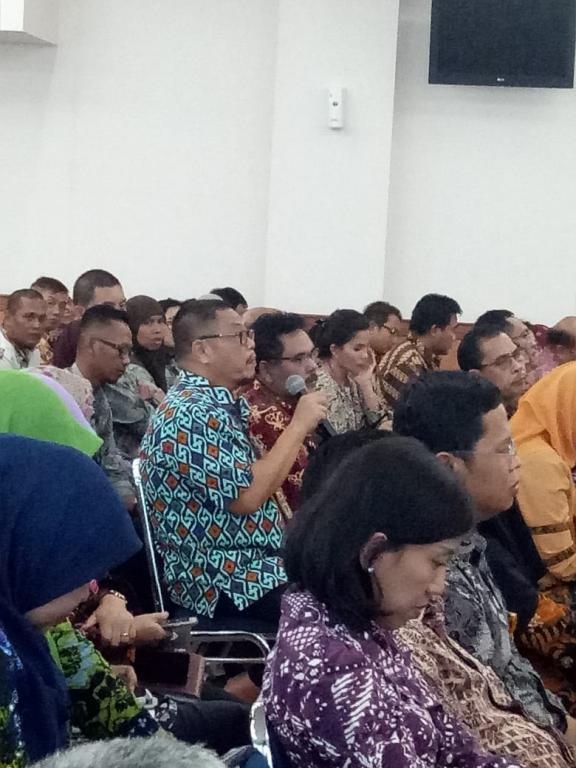 Sesi tanya jawab dimanfaatkan oleh peserta untuk berdiskusi dengan narasumber.