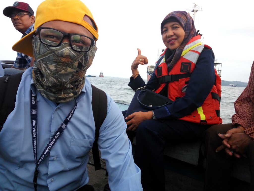 Menaiki "klothok" sebagai sarana transportasi penyeberangan