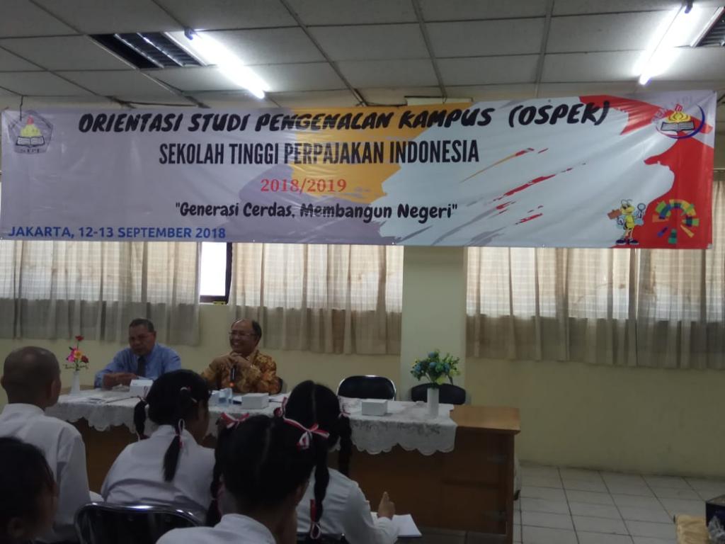 Kabid P2Humas Kanwil DJP Jakarta Timur memberikan materi perpajakan