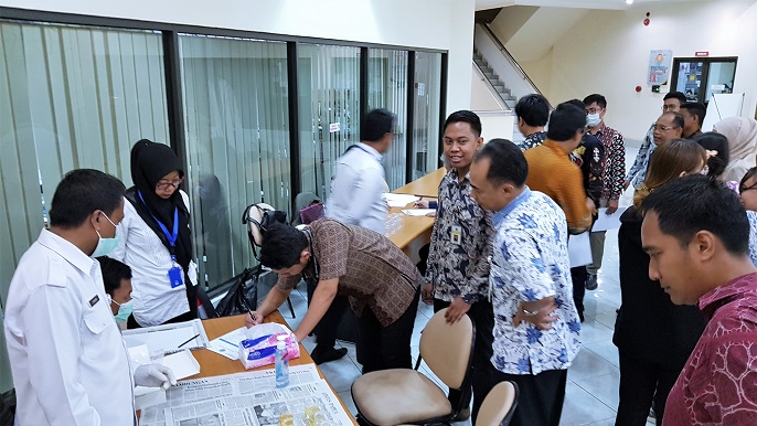Antusias peserta mengikuti tes urine narkoba yang dilakukan spontan bagi seluruh pegawai