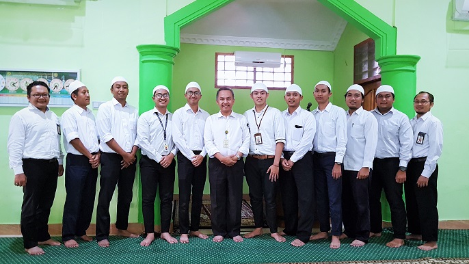 Jamaah baru DKM Baiturrahman Kanwil DJP Papua dan Maluku berfoto bersama