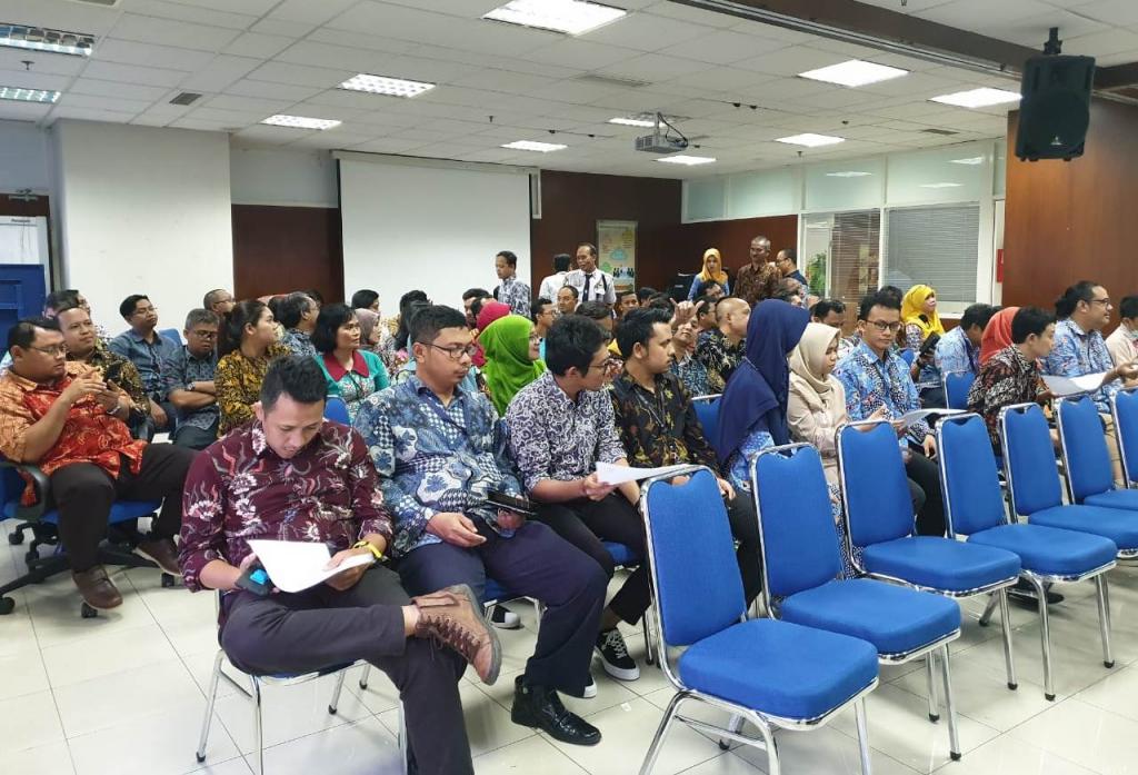 Pegawai Kanwil Jakbar mendengarkan sosialisasi sembari menunggu tes urin