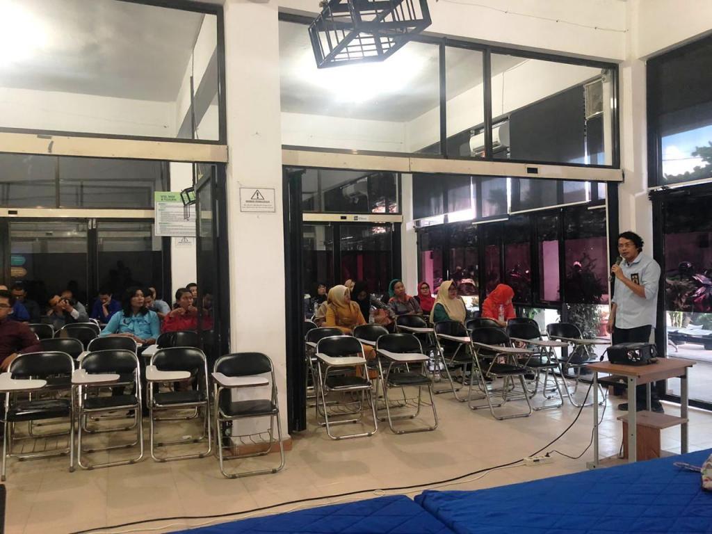 Para peserta dengan seksama mendengarkan penjelasan materi oleh narasumber