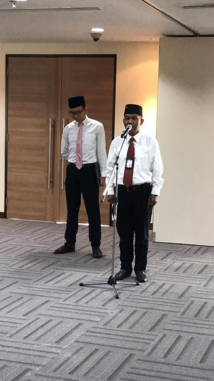 Budi Susanto menyampaikan amanat apel.