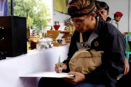 Mukidi, Salah Satu Pengusaha Kopi di Temanggung mengunjungi Stand KPP Pratama Temanggung