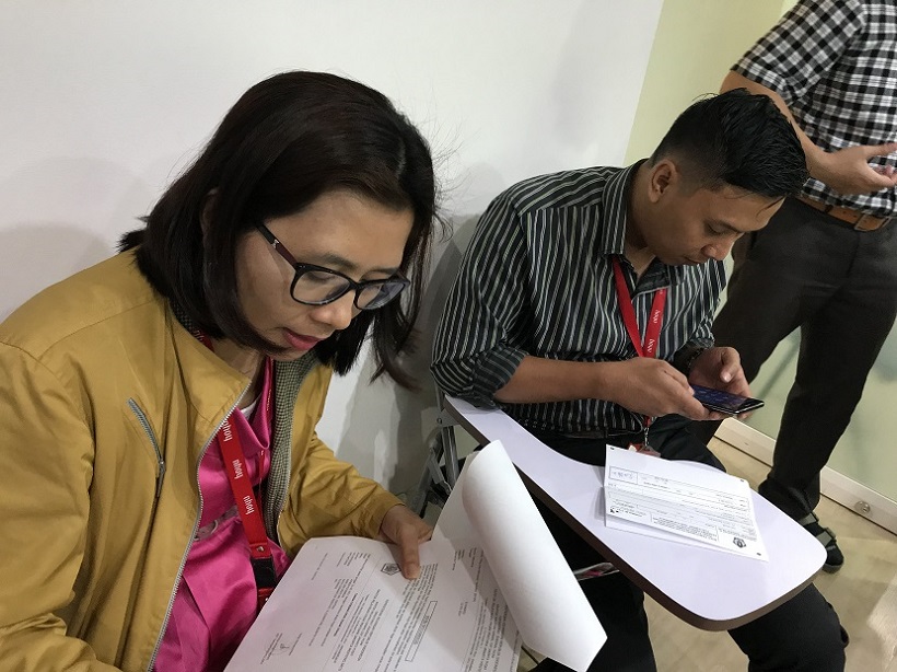 Masing-masing peserta sedang mensimulasikan e-filing