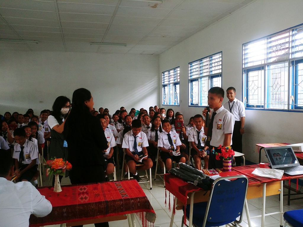 Permainan dengan para siswa untuk meningkatkan kerja sama dan rasa cinta tanah air